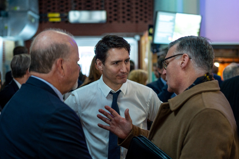 El primer ministro canadiense, Justin Trudeau, habla con líderes empresariales en la Cumbre Económica entre Estados Unidos y Canadá celebrada en Evergreen Brick Works el 7 de febrero de 2025 en Toronto.