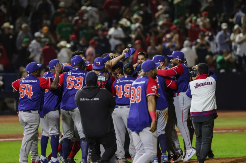 Jugadores de los Leones celebran la victoria 1-0 ante los Charros de Jalisco, que los corona como los nuevos campeones de la Serie del Caribe.