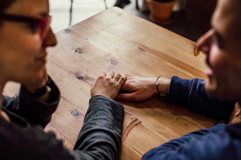 Mujer y hombre charlando en un bar. Foto: Juan Pablo Serrano/Pexels.