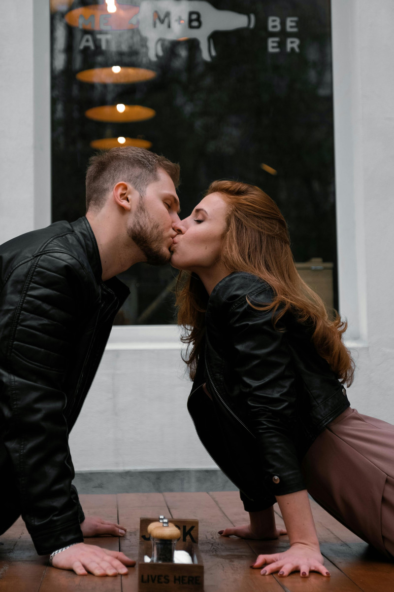 Dándose el primer beso, en la primera cita. Foto: Shvets Anna/Pexels.
