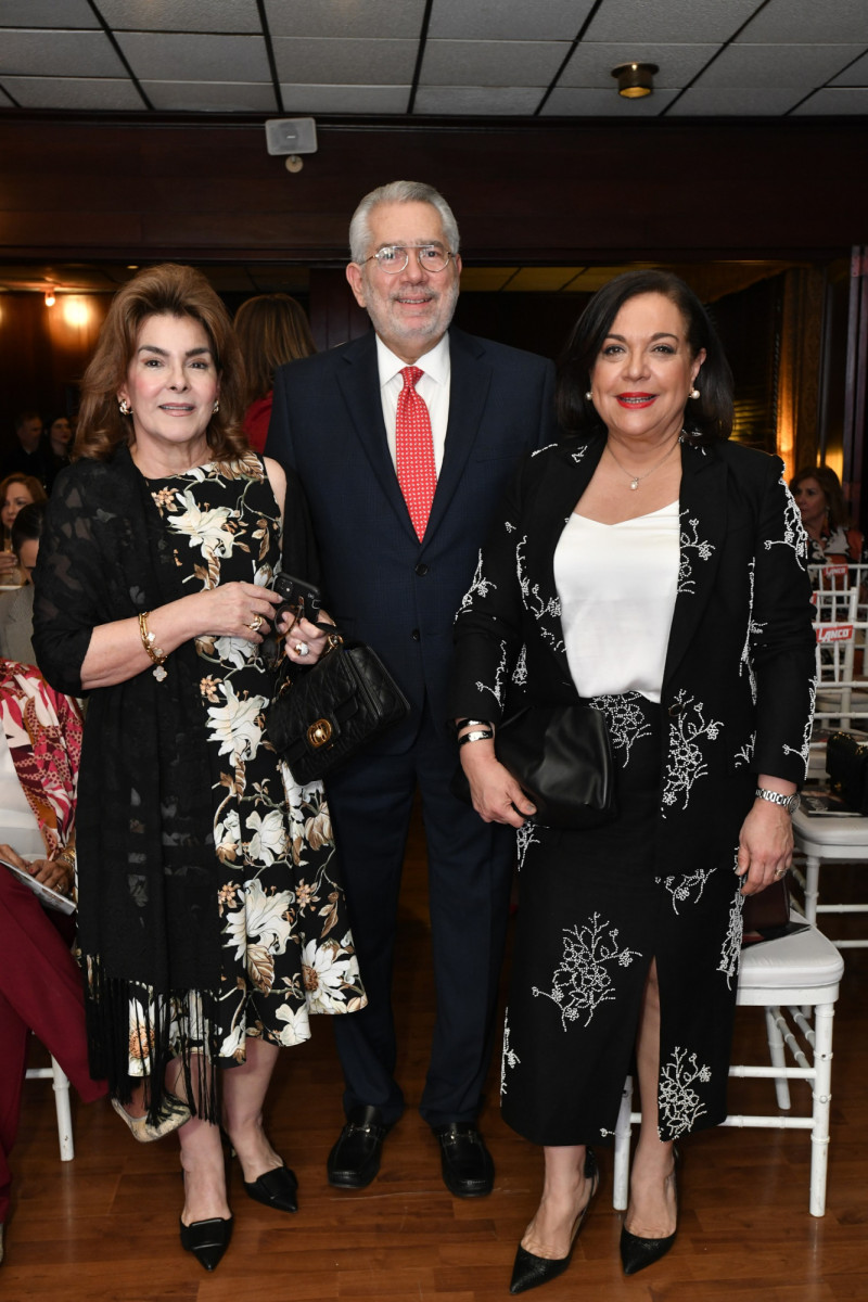 Maritza Zeller de Bonetti, Enrique Valdez y Fabiola Herrera de Valdez.