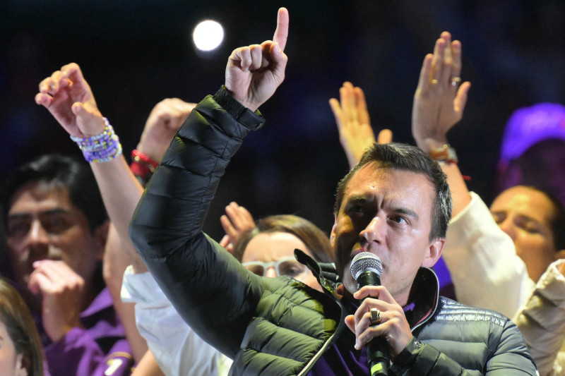 El presidente y candidato presidencial de Ecuador, Daniel Noboa, habla con sus partidarios durante su mitin de cierre de campaña en la Plaza de Toros de Quito el 6 de febrero de 2025. Los aspirantes presidenciales de Ecuador, enfrentados entre sí, hicieron un último intento desesperado ante los votantes que se decidían tarde el 6 de febrero, poniendo fin a una amarga campaña dominada por la creciente violencia de los cárteles y la crisis económica.