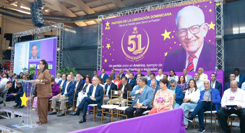 Líderes del PLD, con el expresidente Danilo Medina a la cabeza, participando en la jornada de inscripción de aspirantes a titulares de sus secretarías.