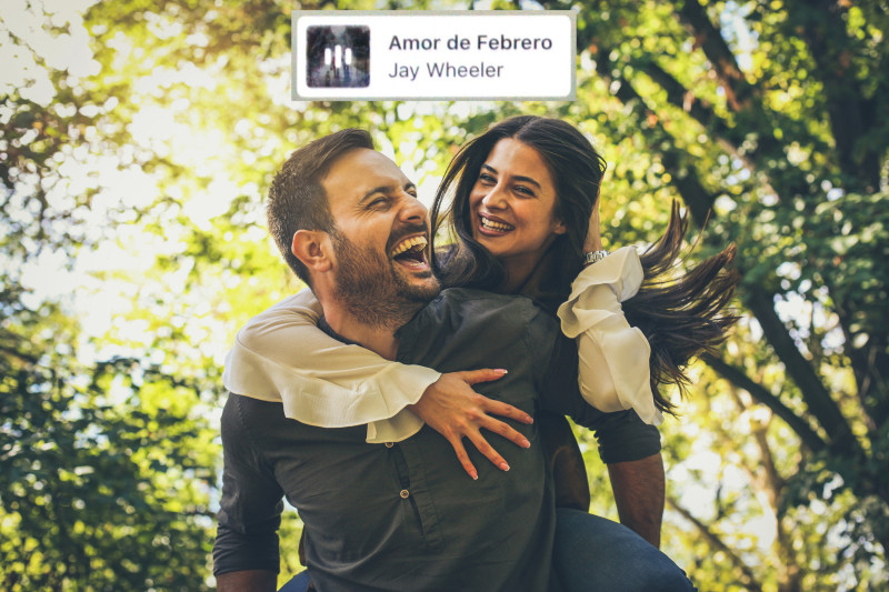 Novio llevando a su novia a cuestas.
