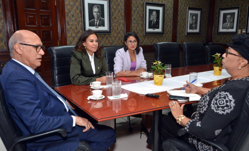 Ángelo Viro, presidente de la ANEIH; Indhira Jiménez, secretaria;Jéssica Calcagno, directora ejecutiva, y Cándida Acosta, editora de Economía & Negocios de Listín Diario.