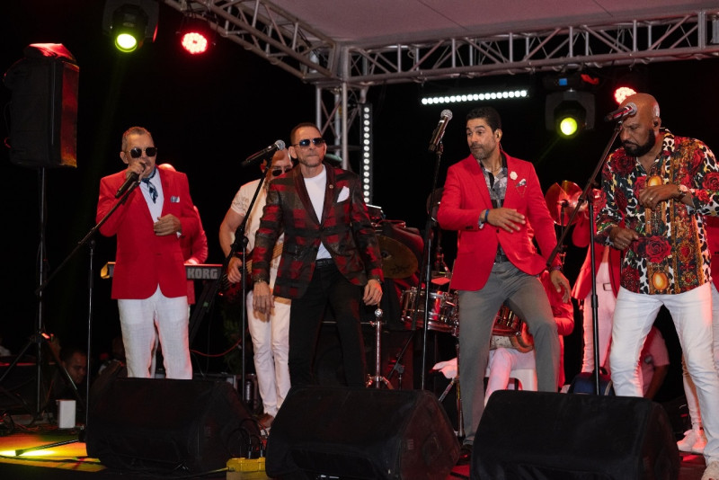 Los Hermanos Rosario durante su show en el restaurant Neptunos.