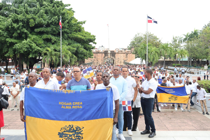 Hogar Crea realizó una marcha por su 50 aniversario.