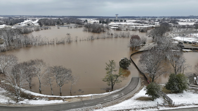 El río Barren baja crecido por Bowling Green, Kentucky