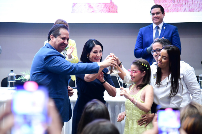 El ministro Víctor Atallah y la primera dama Raquel Arbaje encabezaron ayer un acto con ocasión del Día Mundial de la Lucha contra el Cáncer Infantil.