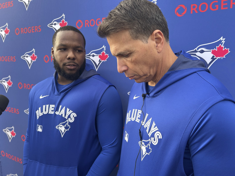 Vladimir Guerrero Jr. de los Azulejos de Toronto habla con la prensa