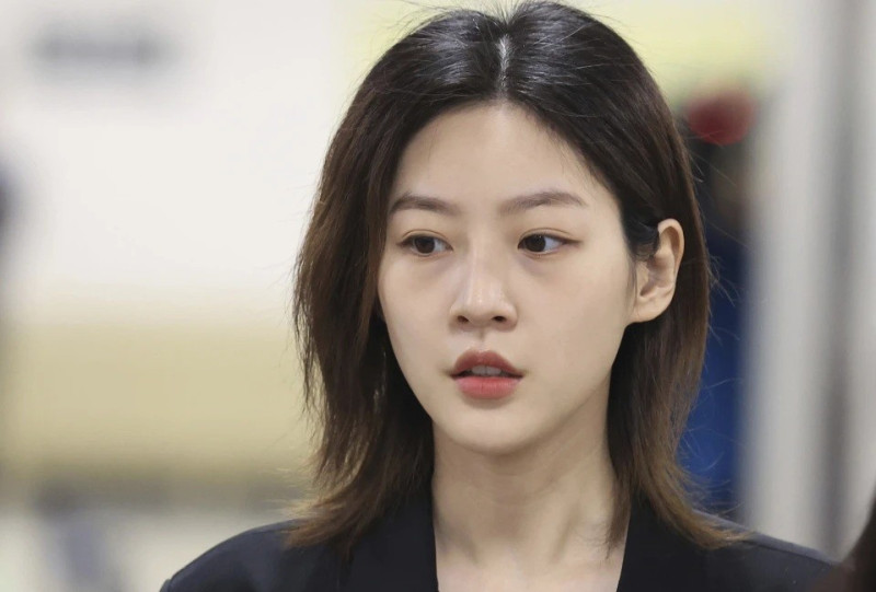 La actriz sudcoreana Kim Sae-ron llega al Tribunal del Distrito Central de Seúl, Corea del Sur, el miércoles 5 de abril de 2023.