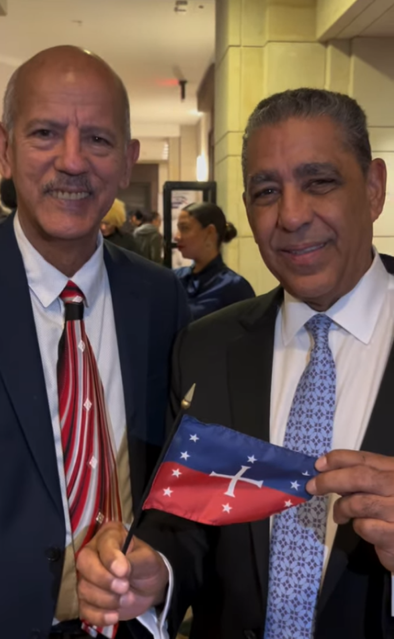 Congresista de los Estados Unidos Adriano Espaillat mostrando durante una actividad dominicana realizada en el Capitolio una bandera similar a la de Haití.