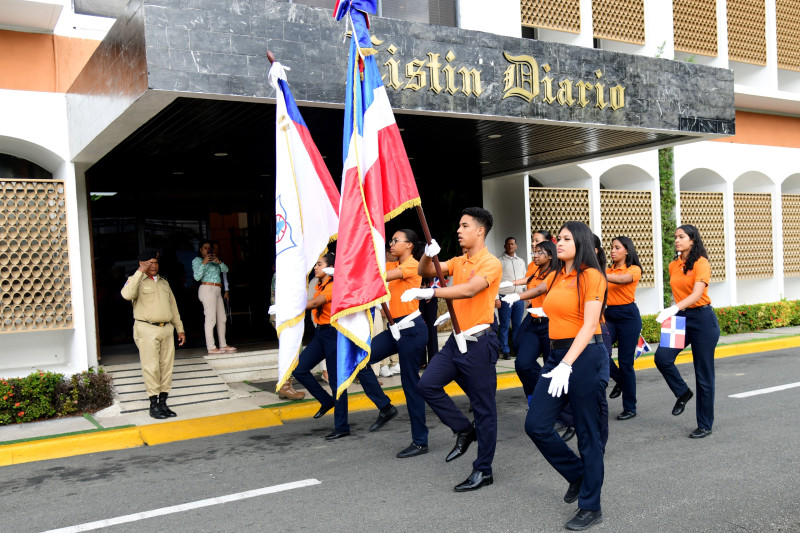 Estudiantes participaron en el desfile cívico-militar.