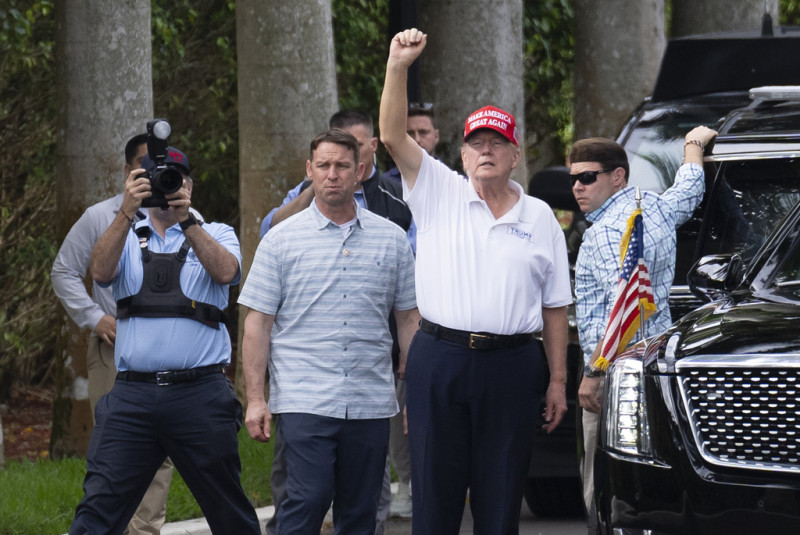 El presidente de Estados Unidos, Donald Trump, hace un gesto a sus seguidores a su salida del Trump International Golf Club, el lunes 17 de febrero de 2025 en West Palm Beach, Florida