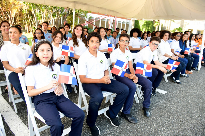 Estudiantes del centro educativo New Horizons.