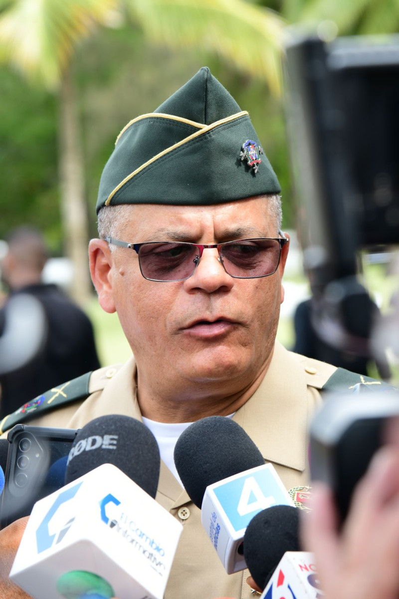 ministro de Defensa, el teniente general Carlos Fernández Onofre.