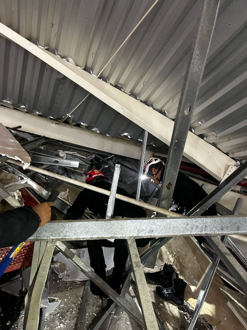 Los equipos de rescate trabajando en el lugar de un accidente en el que se derrumbó el techo de un patio de comidas en un centro comercial en Trujillo, Perú, el 21 de febrero de 2025.