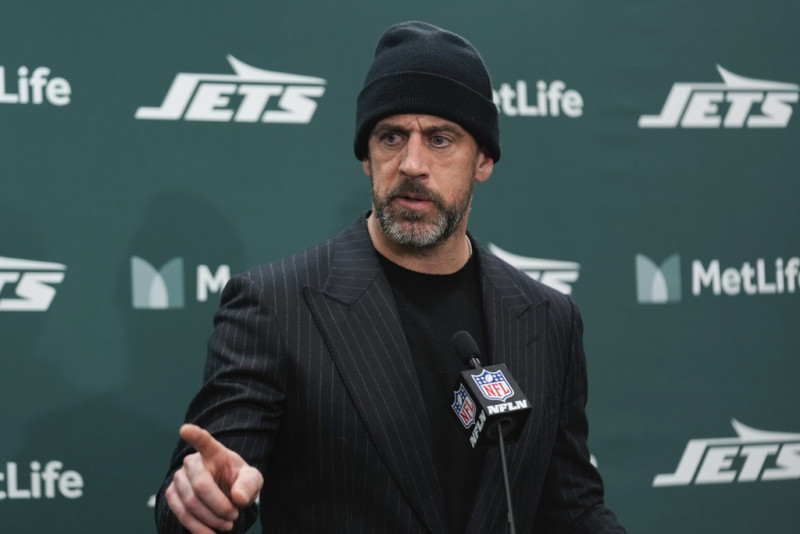 Aaron Rodgers habla en conferencia de prensa después de un partido de la NFL en contra de los Dophins de Miami, el domingo 5 de enero de 2025, en East Rutherford, Nueva Jersey