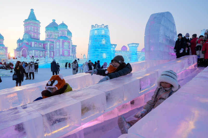 Ciudadanos chinos disfrutan del parque de hielo más grande del mundo