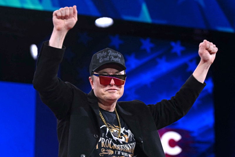 Elon Musk sube al escenario durante la Conferencia anual de Acción Política Conservadora (CPAC) en el Gaylord National Resort & Convention Center at National Harbor en Oxon Hill, Maryland, el 20 de febrero de 2025. SAUL LOEB/AFP