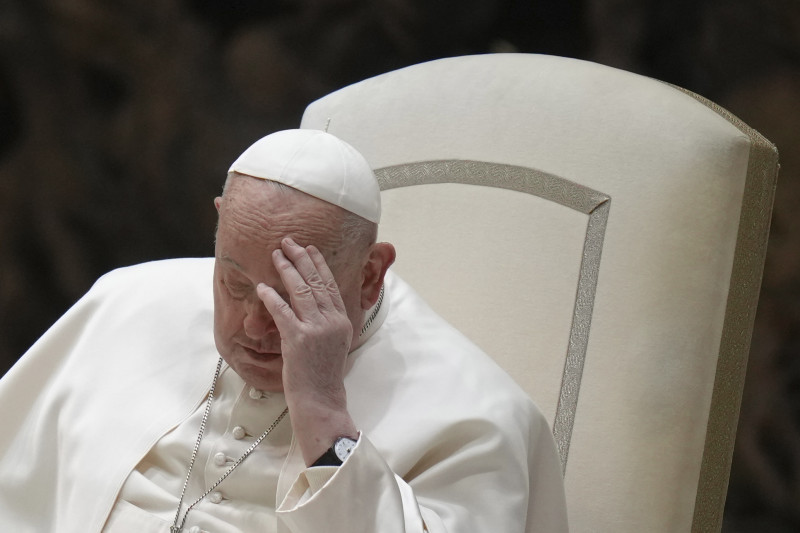 El papa Francisco se toca la frente durante su audiencia general semanal en el Vaticano, el miércoles 12 de febrero de 2025.