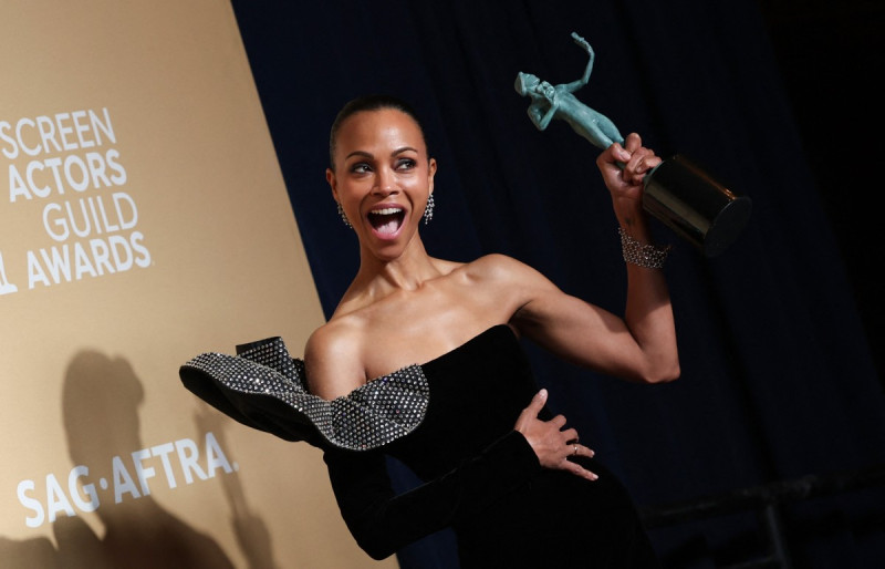 La actriz estadounidense Zoe Saldana posa en la sala de prensa con el premio a la Mejor Actuación de una Actriz de Reparto por "Emilia Pérez" durante la 31ª edición anual de los premios Screen Actors Guild en el Shrine Auditorium de Los Ángeles, el 23 de febrero de 2025.