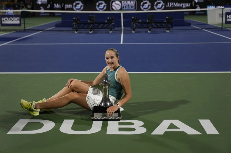 Mirra Andreeva posa con el trofeo de campeona tras consagrarse en el torneo de la WTA en Dubái, Emiratos Árabes Unidos.