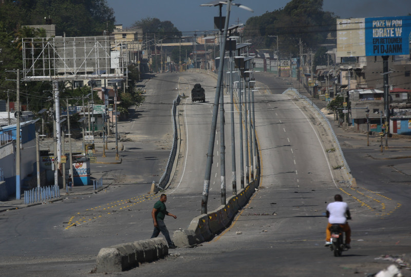 Un vehículo blindado circula por una calle principal que está vacía debido a los enfrentamientos entre la policía y las pandillas en el barrio de Delmas, en Puerto Príncipe, Haití, el miércoles 12 de febrero de 2025.