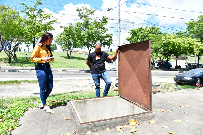 El dirigente comunitario Elin Cuevas muestra a la periodista, Audry Trinidad, el abandono en que se encuentra el sistema de bombeo que había sido diseñado como salución al problema del agua potable.