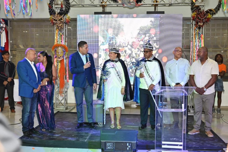 Acto del lanzamiento del Carnaval Barriga Verde San Juan 2025, donde se presentó al periodista Carlos Abel Suero y a la empresaria Olanda Bautista como el Rey y la Reina de esa actividad.