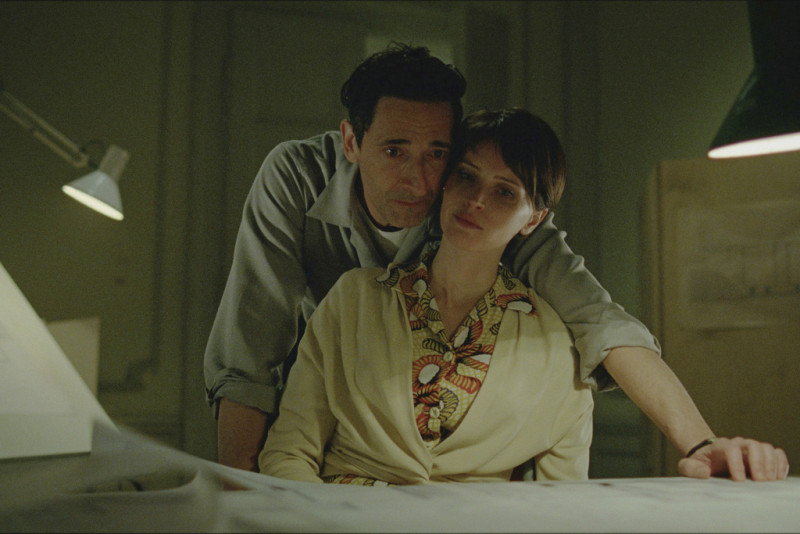 Esta imagen difundida por A24 muestra a Adrien Brody, izquierda, y Felicity Jones en una escena de "The Brutalist"