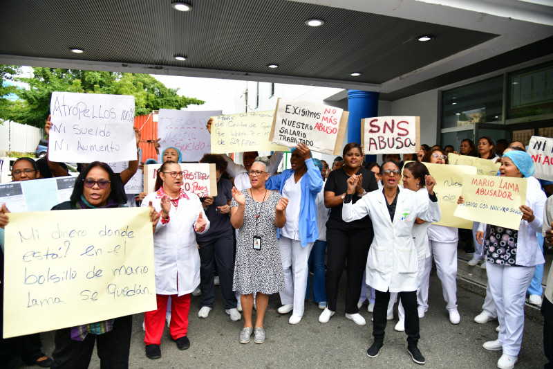 Médicos, enfermeras y bioanalistas del Centro de Gastroenterología de la ciudad sanitaria Luis Eduardo Aybar protestan