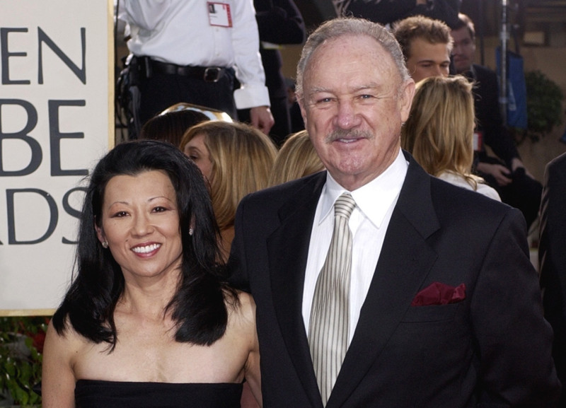 El actor Gene Hackman llega con su esposa, Betsy Arakawa