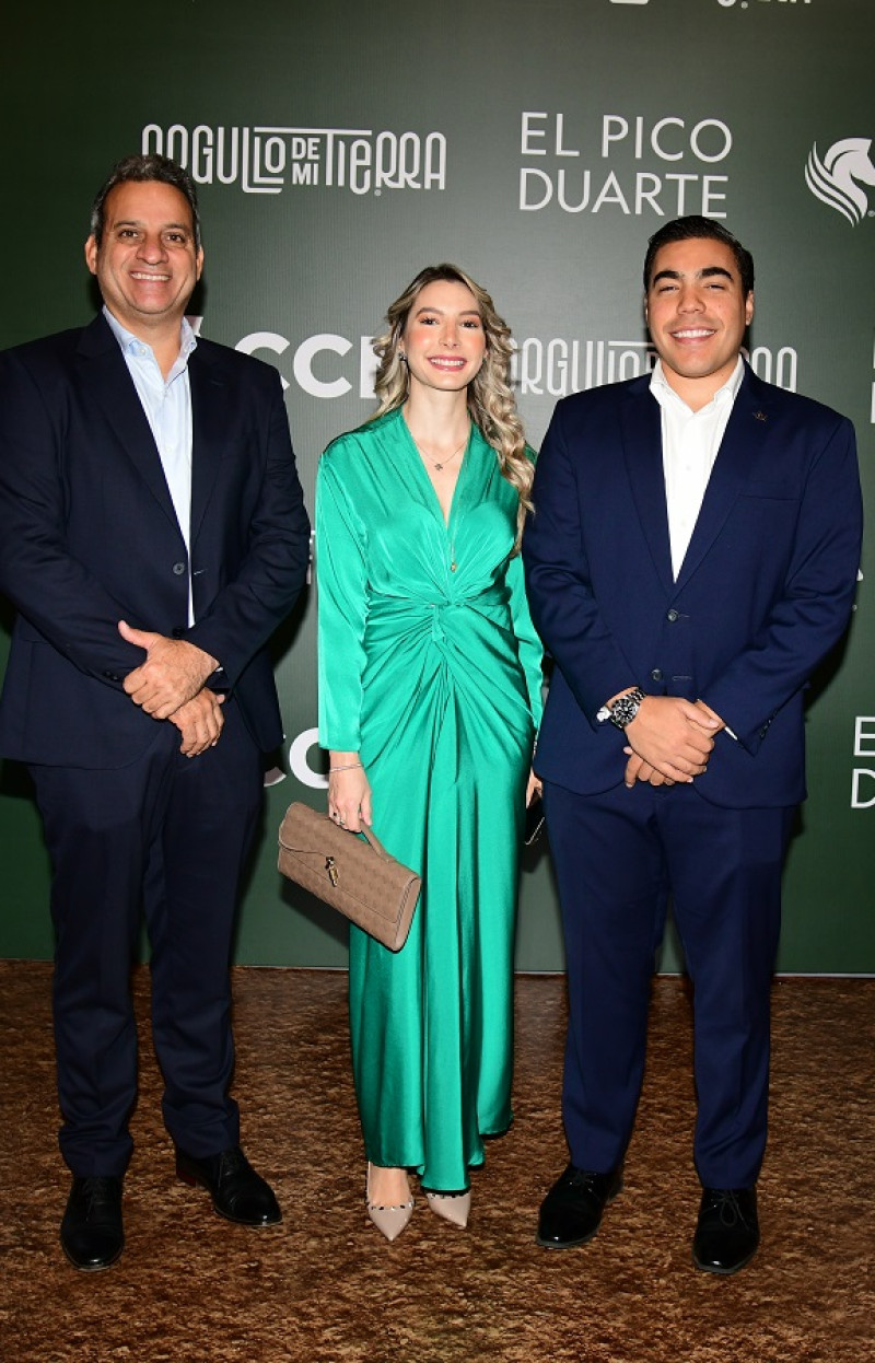 Eddy Ramírez, Paulette Ferreira y Edward Mate.