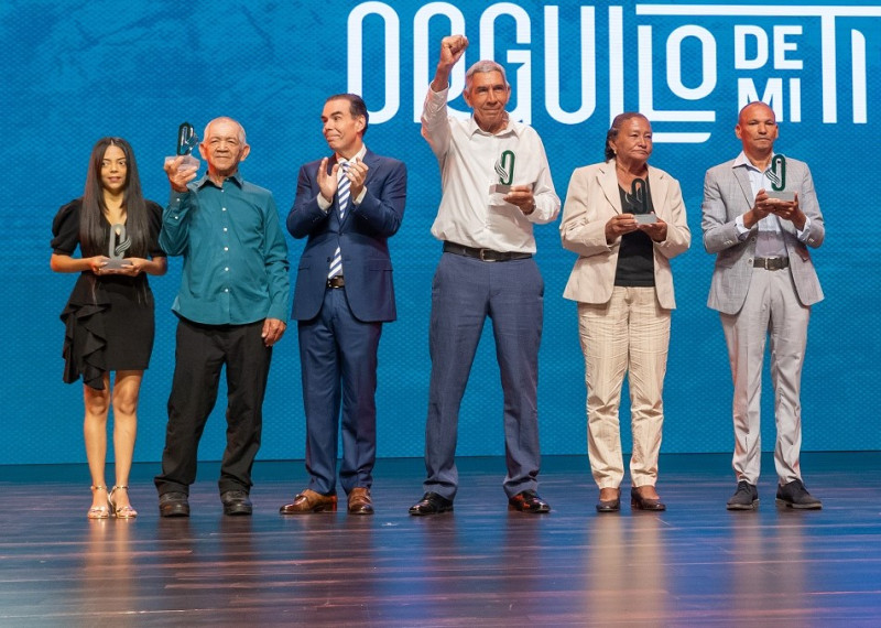 José Manuel González Cuadra junto a los líderes comunitarios: Luz María Polanco, Germán Adames, Ramón Hipólito Colón, Rosaura Calderón y Romelio Pinales.