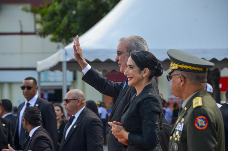 El presidente Luis Abinader y la primera dama Raquel Arbaje asistieron al desfile militar en el Malecón de la capital.