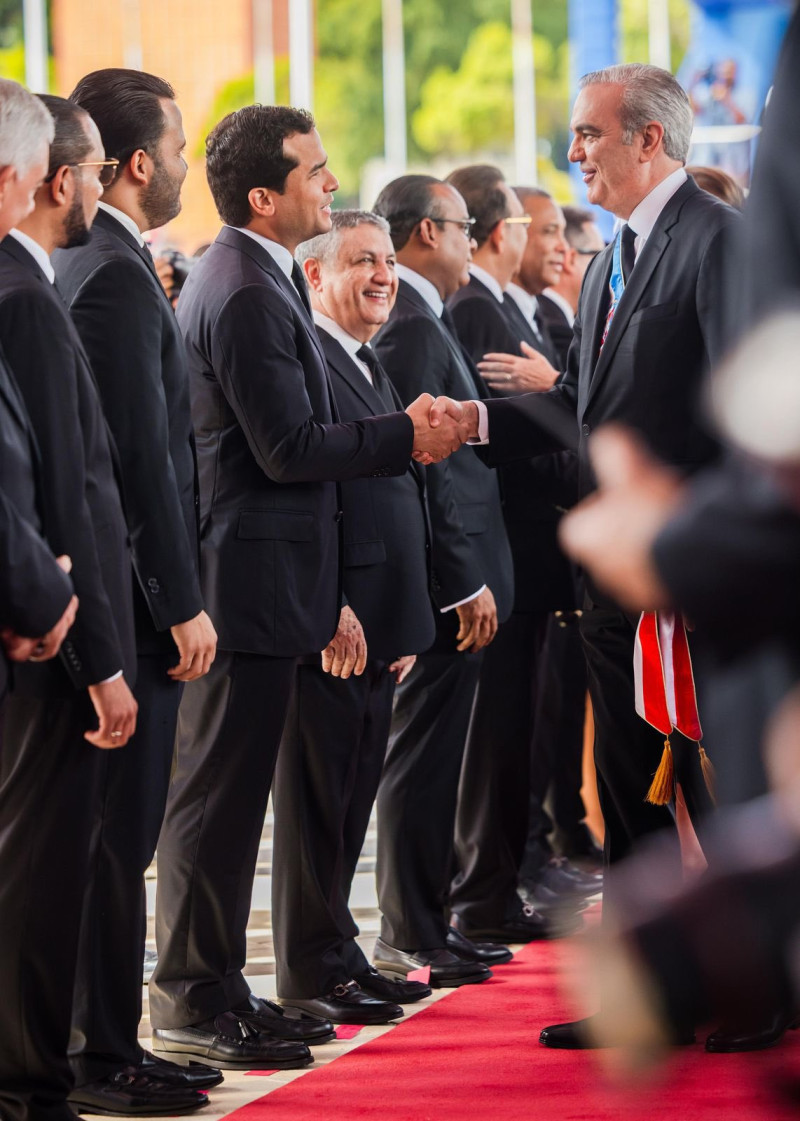 El presidente Luis Abinader saluda al senador Omar Fernández a su llegada al Congreso Nacional.