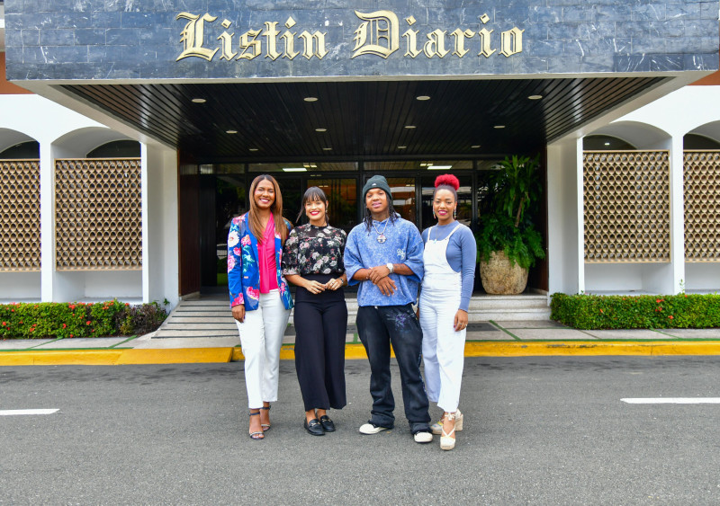 Lomiiel junto a las periodistas del podcast El Cuartico, Yerlendy Abad, Ashley Ann y Floranyi Jáquez