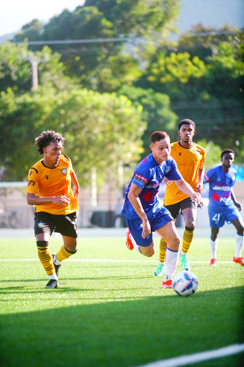 Acción en el choque que efectauron la O & M frente al combinado del Atlántico FC.
