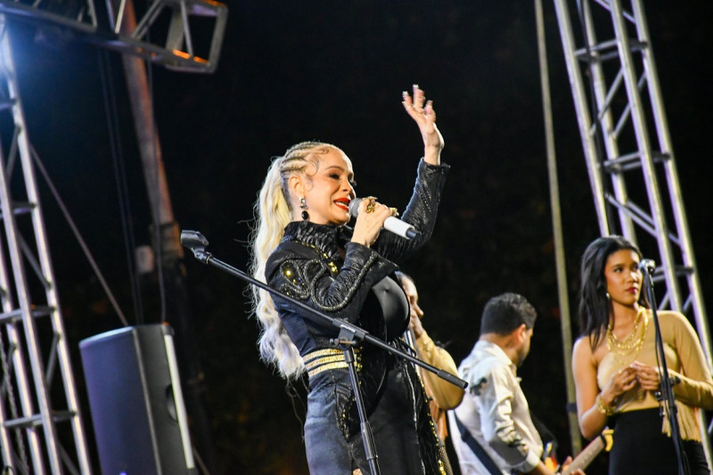Miriam Cruz cuando cantaba el jueves 27 de febrero 2025 en el "El Trabucazo Musical" en el Parque Eugenio María de Hostos.