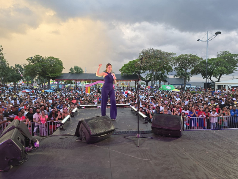 Jenny Blanco mientras animaba el "Trabucazo musical" la noche del 27 de febrero 2025 en el Parque Eugenio María de Hostos.