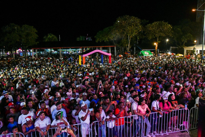 Parte de la gran multitud que se concentró en el parque Eugenio María de Hostos para festejar la Independencia dominicana.