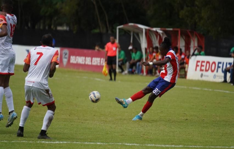 Momento de acción durante el partido.