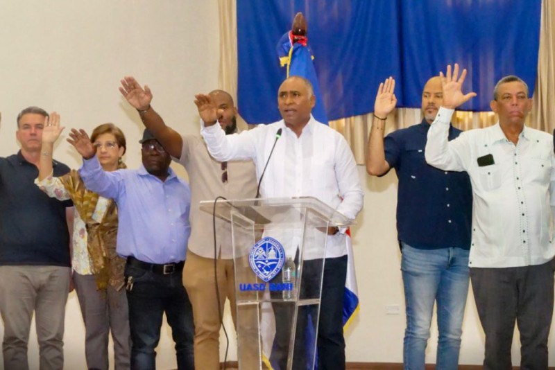 Reunión de politicos, empresarios y dirigentes comunitarios para implemnetar Plan de Desarrollo sostenible en Peravia.