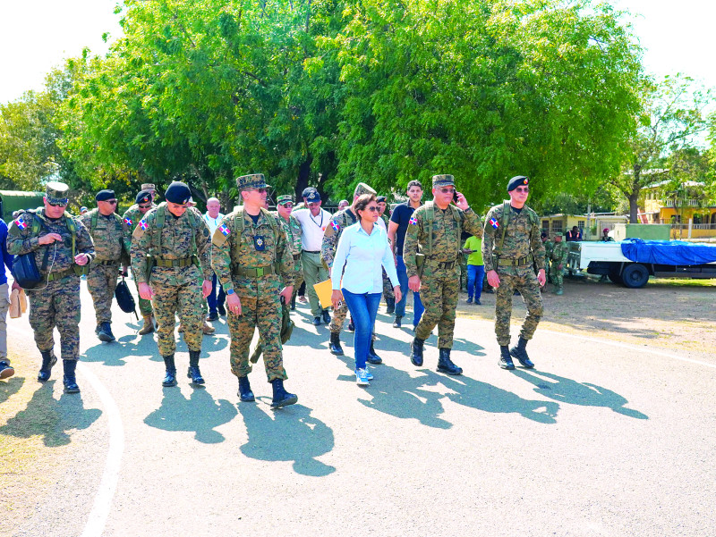 El ministro de Defensa, teniente general Onofre recorre la frontera.