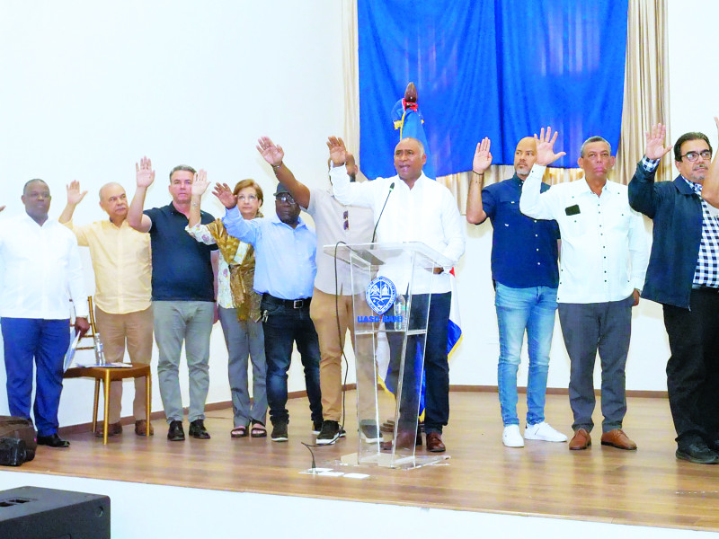 El senador Julito Furcal juramenta los miembros de las comisiones técnicas para ejecutar el Plan de Desarrollo.