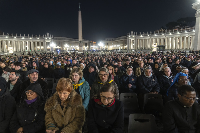 Fieles católicos asisten a un rezo nocturno del rosario por la salud del papa Francisco