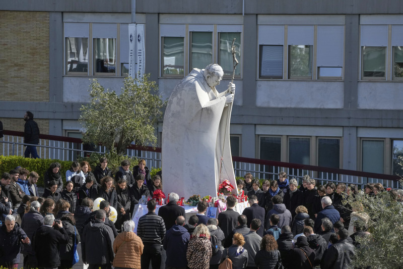 Los fieles se reúnen en oración alrededor de la estatua de Juan Pablo II