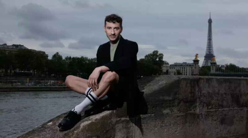 Thomas Jolly, director artístico de las ceremonias de apertura y clausura de los Juegos Olímpicos y Paralímpicos de París-2024, posa para la cámara junto al río Sena, con la Torre Eiffel de fondo, el 2 de julio de 2024 en la capital francesa.