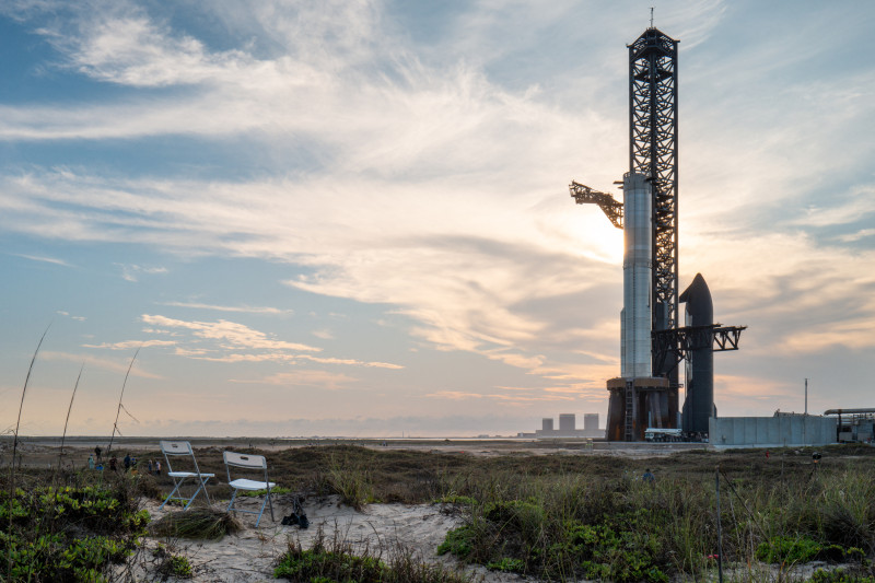 El vuelo 8 de la nave espacial SpaceX está estacionado cerca de la plataforma de lanzamiento orbital A antes del lanzamiento en la playa de Boca Chica el 3 de marzo de 2025 en Boca Chica Beach, Texas